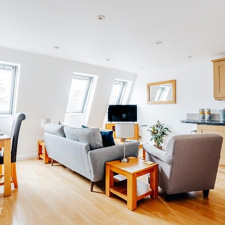 Central 3 Bed Apartment At Regents Court, Newbury Ньюбері Екстер'єр фото