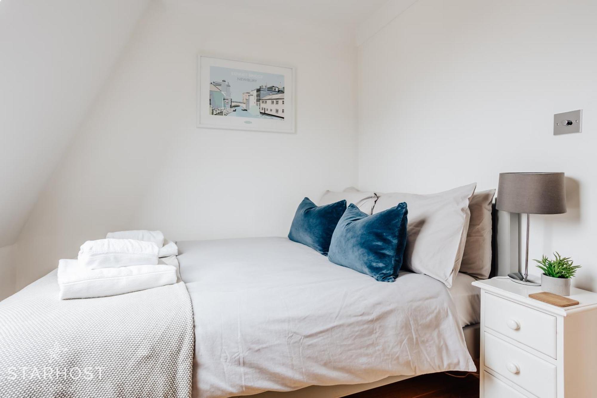 Central 3 Bed Apartment At Regents Court, Newbury Ньюбері Екстер'єр фото