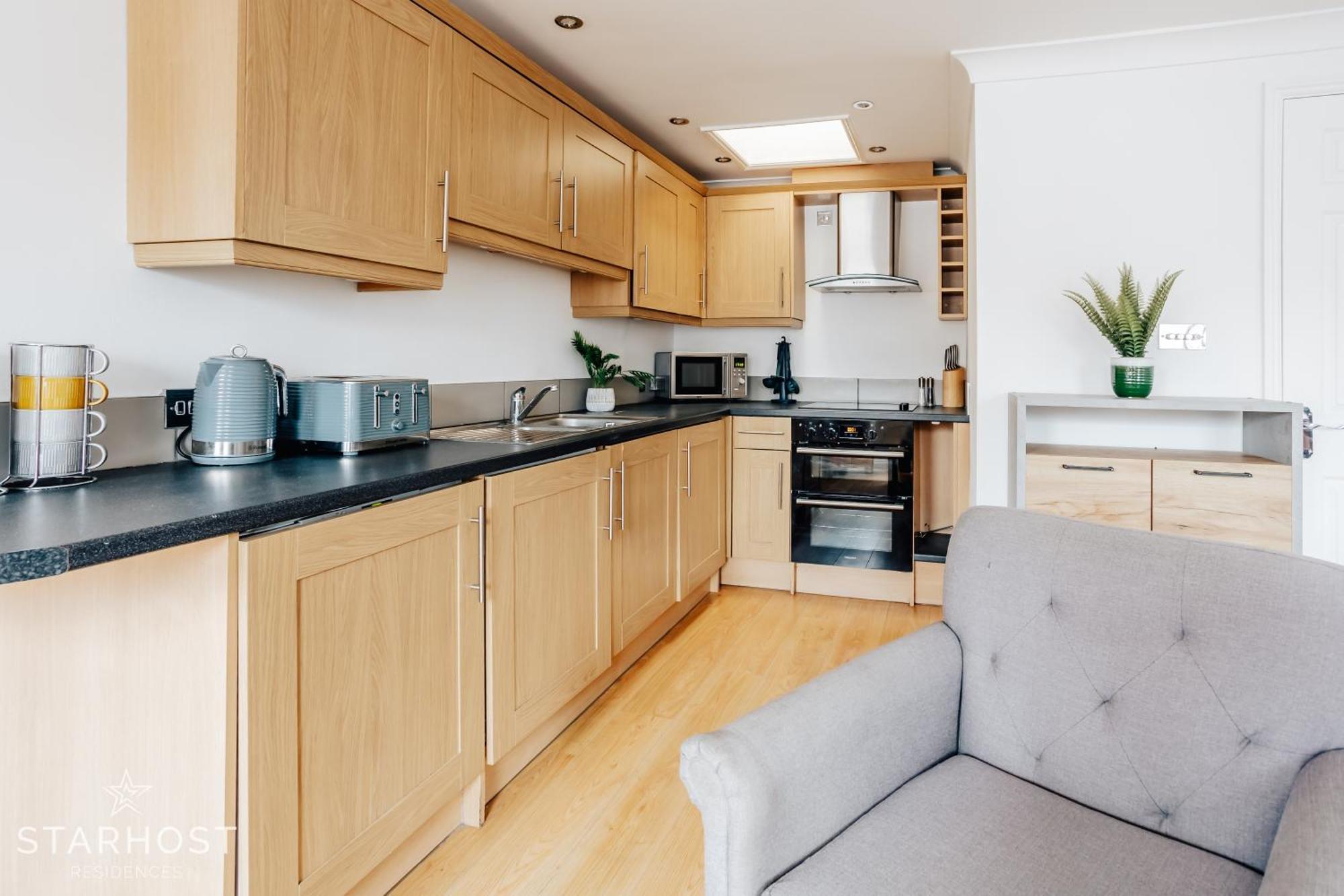 Central 3 Bed Apartment At Regents Court, Newbury Ньюбері Екстер'єр фото
