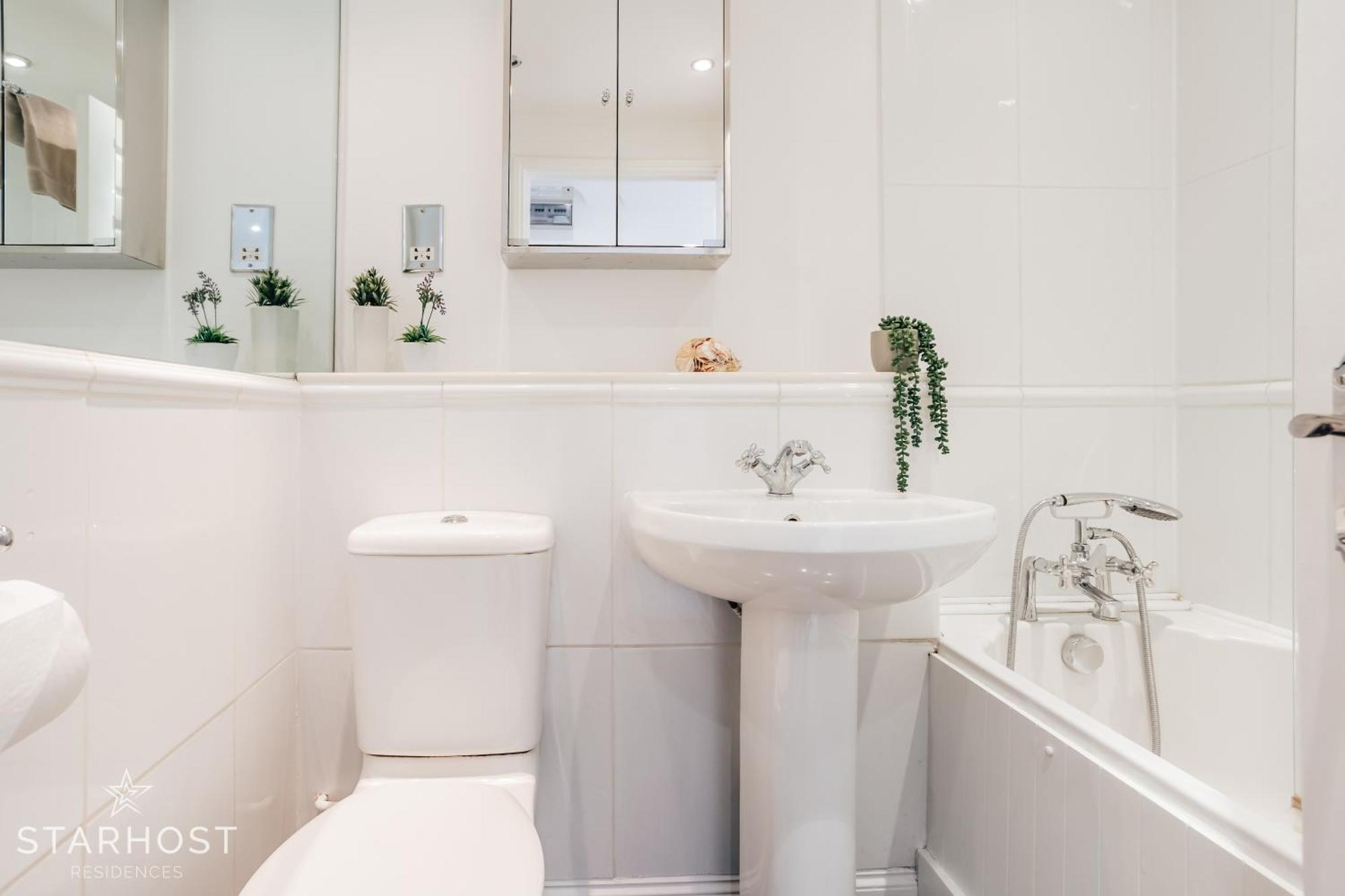 Central 3 Bed Apartment At Regents Court, Newbury Ньюбері Екстер'єр фото